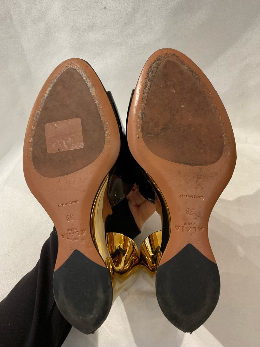 Alaïa La Sculpture Black Patent Leather Mules with Gold Sculptural Heels - Picture 5 of 9